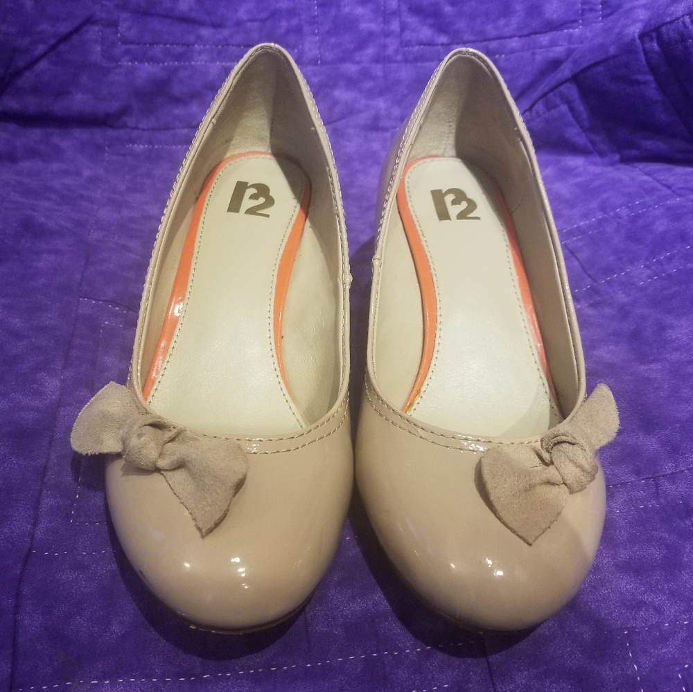 Beige heels with decorative bow